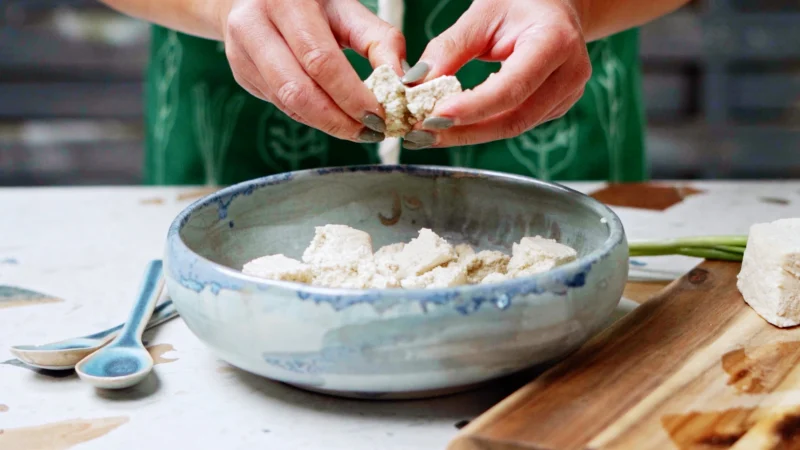 morceler le tofu tofu c est quoi et comment le cuisiner facilement