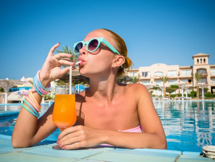 mycose maillot de bain humide jeune fille boit jus dorange dans une piscine