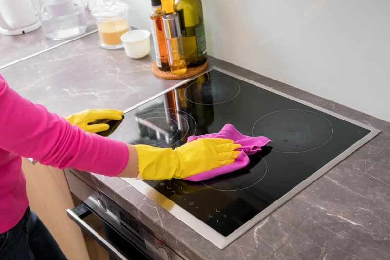 Comment nettoyer une plaque à induction ? 5 astuces naturelles