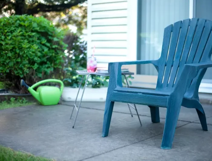 nettoyer salon de jardin bicarbonate de soude une chaise bleue dans le jardin