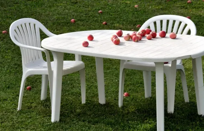 nettoyer table plastique exterieur une table avec deux chaises blanches