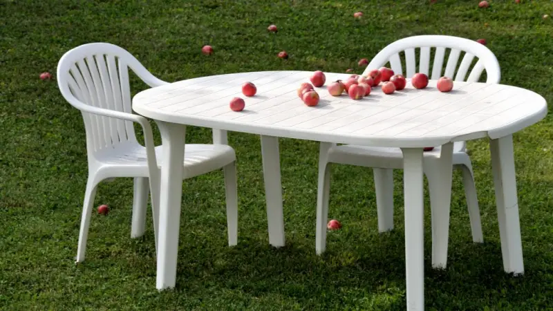 nettoyer table plastique exterieur une table avec deux chaises blanches
