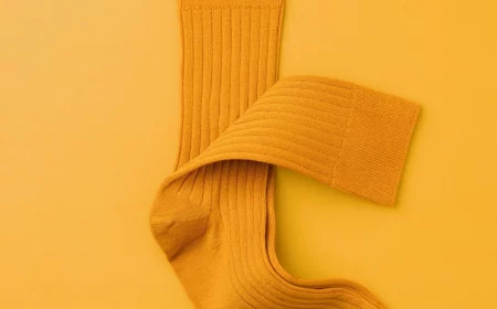 paire de chaussette homme jaune sur un fond jaune