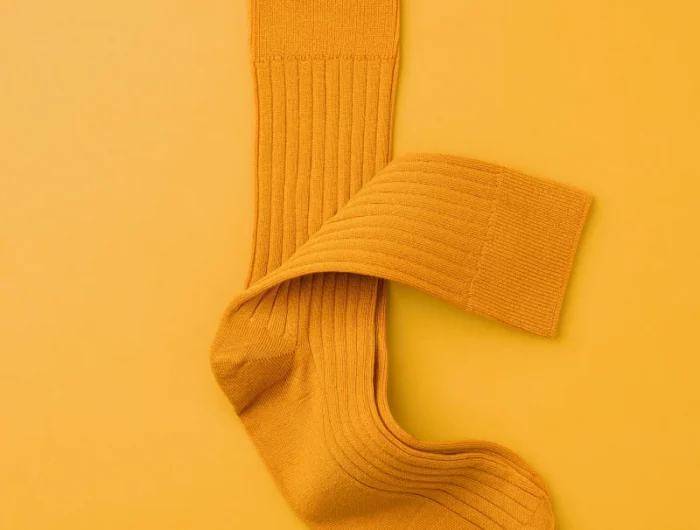 paire de chaussette homme jaune sur un fond jaune