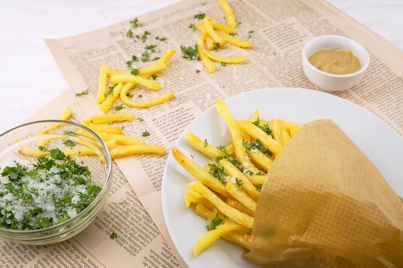 papier absorbant bol herbes vertes sauce moutarde frites maison