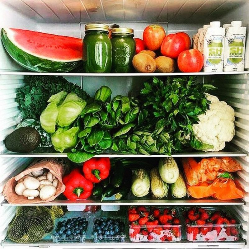 perdre du poids apres 50 ans à la maison frigo plein de fruits etlegumes