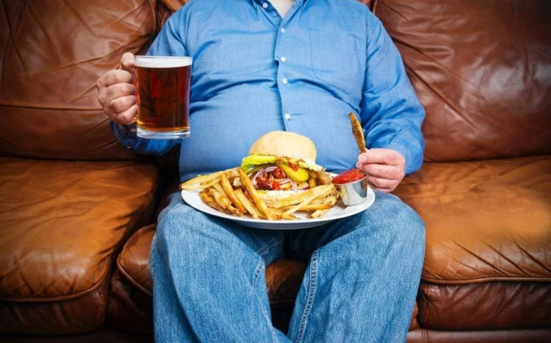 perdre du ventre rapidement sans sport homme devant tv boit biere et mange