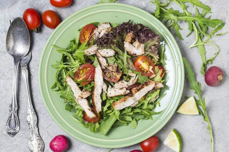 perdre du ventre sans sport a la ménopause filet de poulet salade evrte tomates en assiette verte