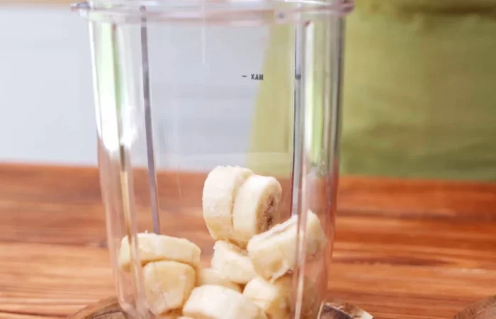 placer les bananes dans le mélangeur recette smoothie facile et rapide repas matin