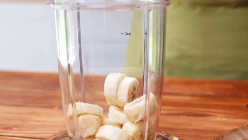 placer les bananes dans le mélangeur recette smoothie facile et rapide repas matin