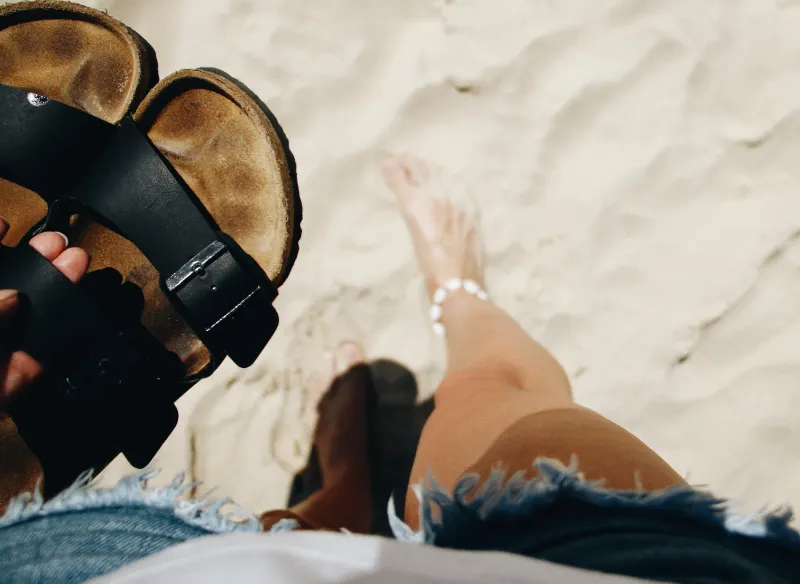 plage sable bracelet cheville shorts denim femme sandales noires