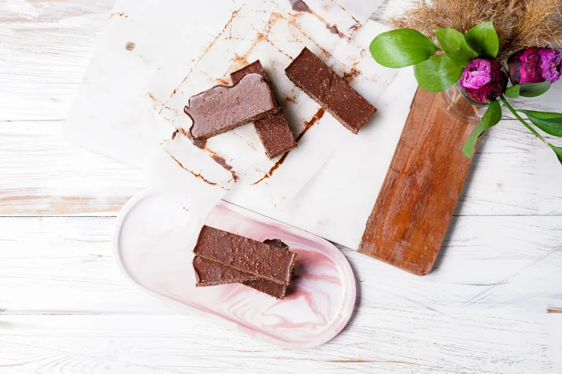 planche a decouper barres maison chocolat quinoa fleurs