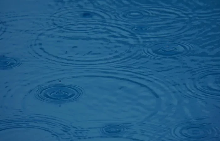 pluie eau piscine surface gouttes de pluie