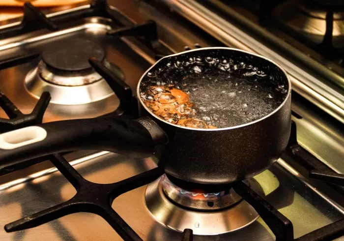 poele casserole eau bouillante oeufs eau de cuisson usage