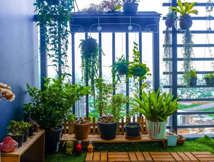 pots suspendus comment aménager une terrasse avec des plantes astuces idées