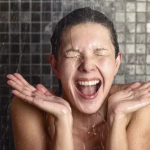 Faut-il prendre une douche froide quand il fait chaud ? 11 raisons de se doucher à l'eau froide