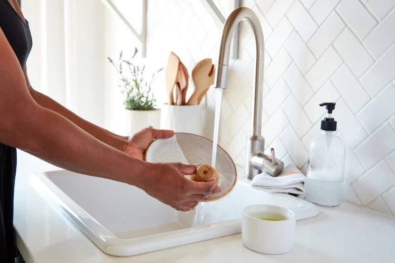 produit vaisselle maison recette image avec nettoyage des assiettes dans un evier