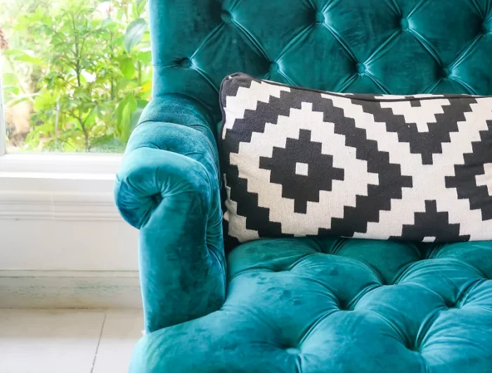 quelle couleur associer avec un canape bleu un fauteul bleu avec un coussin blanc