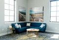 Comment intégrér à la perfection un canapé bleu canard dans la déco du salon ?