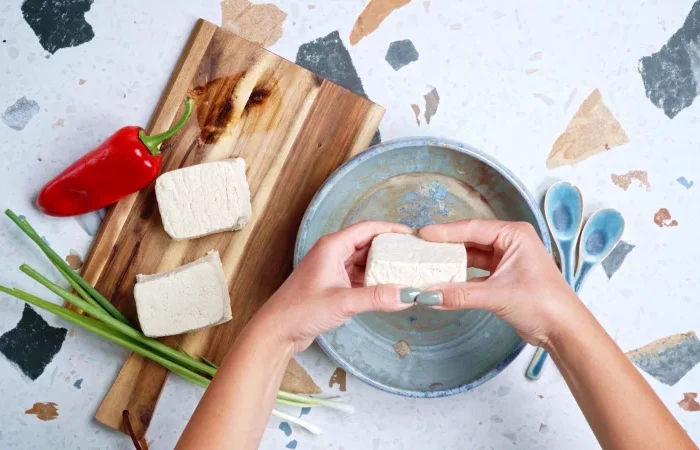 recette avec tofu couper le tofu en tranches avec mains