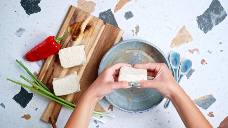 recette avec tofu couper le tofu en tranches avec mains