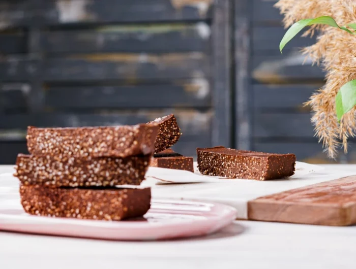 recette barres quinoa chocolat planche decouper herbe pampas