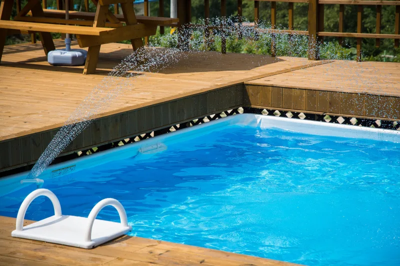 revetement bords piscine terrasse bois jets eau