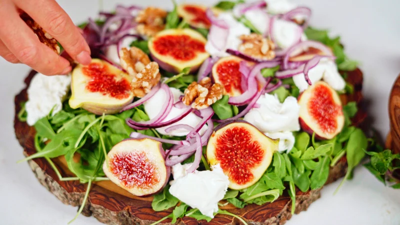 green salad figs onion burratta