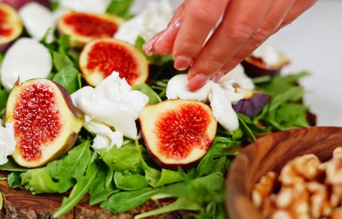 salade verte formage blanc noix main figues