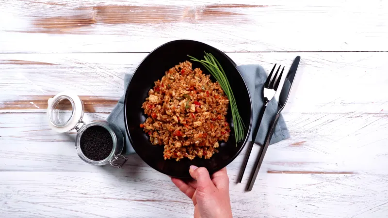 servir le riz aux legumes et graines de sesame noir