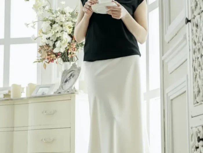 tenue classe jupe midi droite blanche et top noir