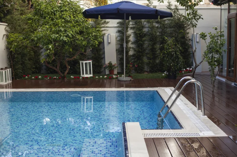 terrasse bois revetement autour piscine parasol piscine eau pluie