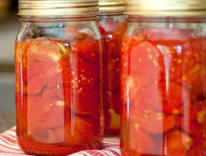 tomates entieres dans un bocal en verre`