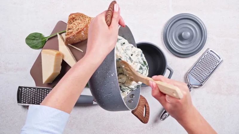 transferer le melange des fromage dans une casserole en fonte