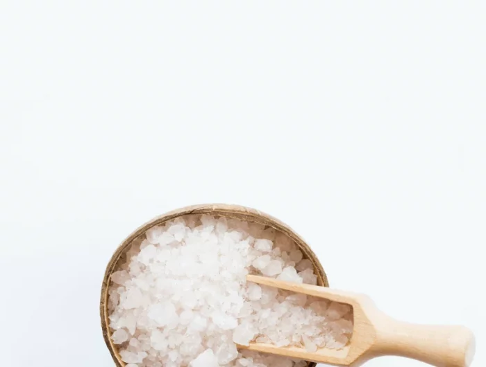 un bol de sel avec une cuillere en bois