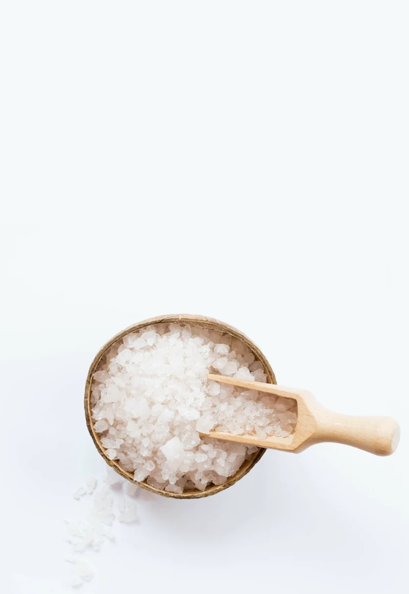 un bol de sel avec une cuillere en bois