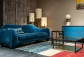 Comment intégrér à la perfection un canapé bleu canard dans la déco du salon ?
