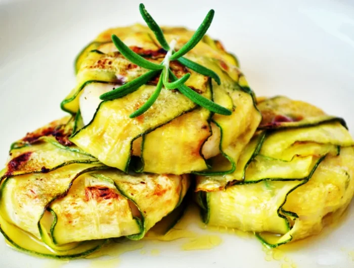 un plat avec des courgettes