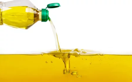 une bouteille d'huile jaune