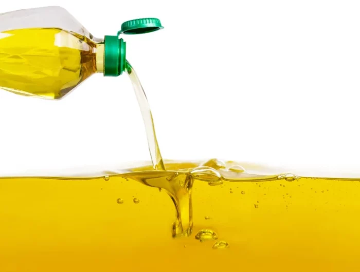 une bouteille d'huile jaune