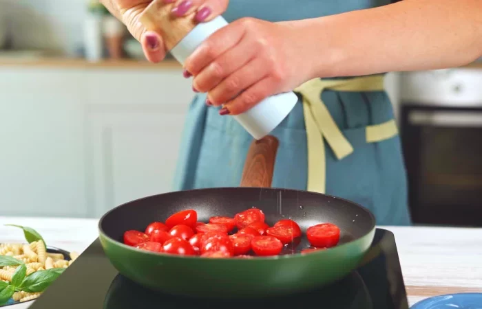 une main qui salit les tomates