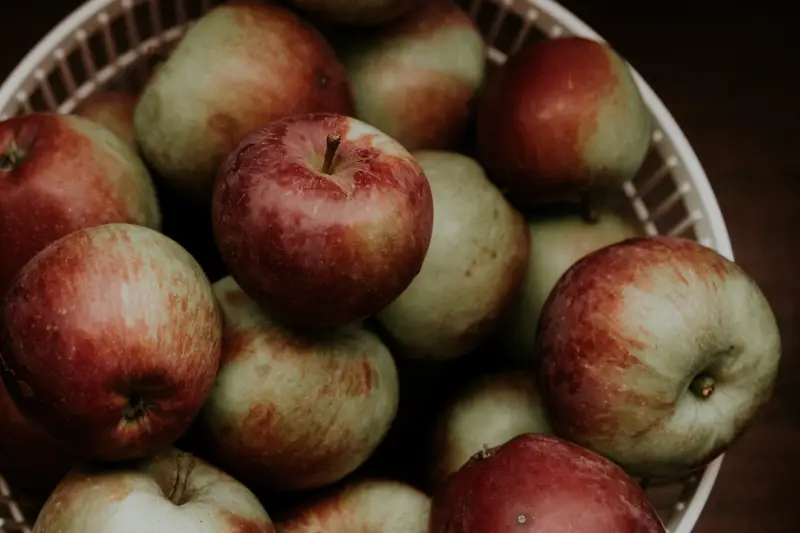 comment conserver les pommes au congelateur un bol plein de pommes