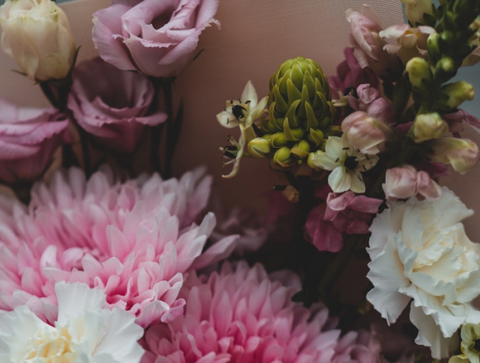 comment integrer un bouquet de fleurs d'octobre dans la décoration fleurs roses te blanches
