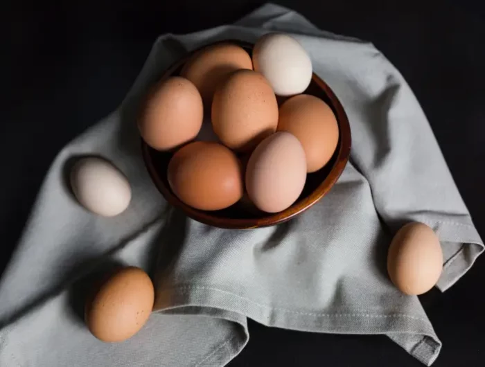 pourquoi les œufs bruns sont plus chers un tas d oeufs blancs et bruns