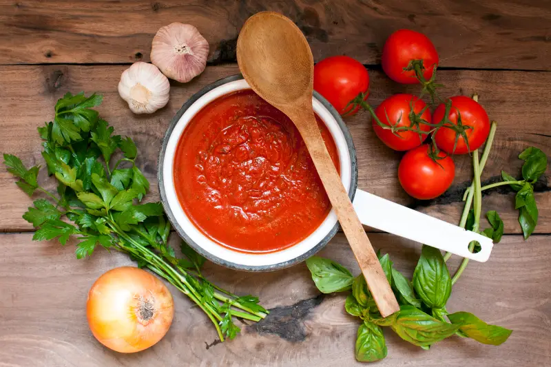 what to do with tomato leaves in tomato sauce in a pan