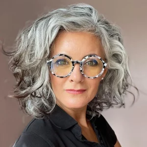quelle coupe courte pour cheveux épais et volumineux femme lunettes cheveux boucles et gris