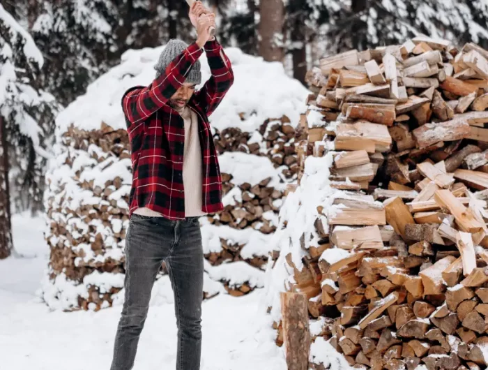quels sont les mauvais bois de chauffage un homme qui fend du bois en hiver