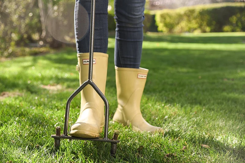 aeration du sol avant l hiver pelouse outil pelouse pieds femmes