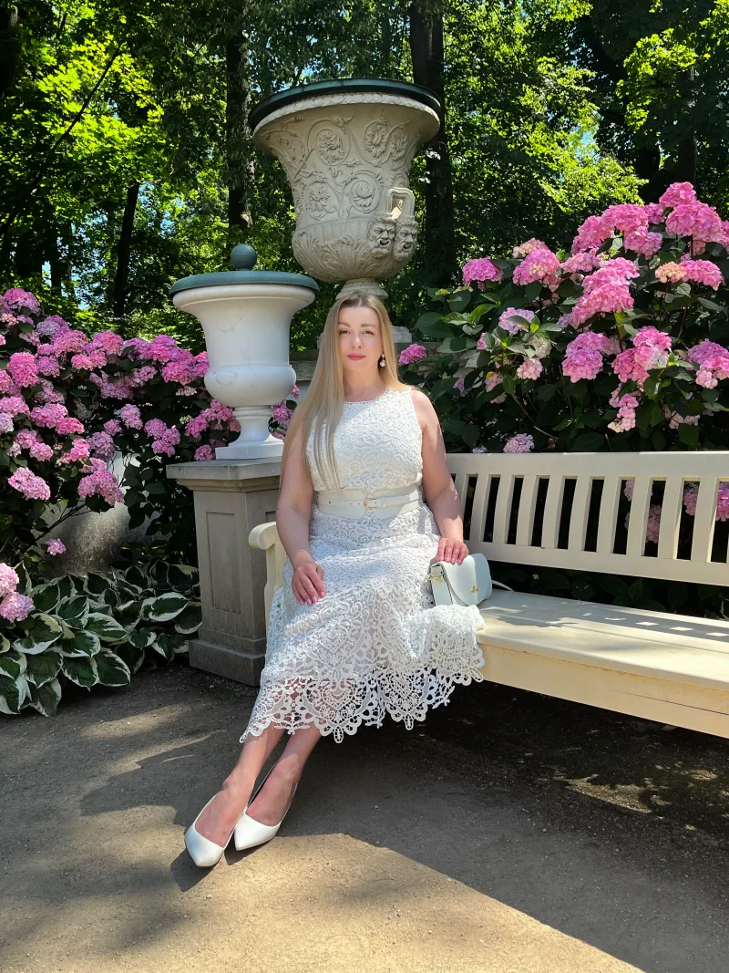 architecte femme robe fleur jardin soleil nature