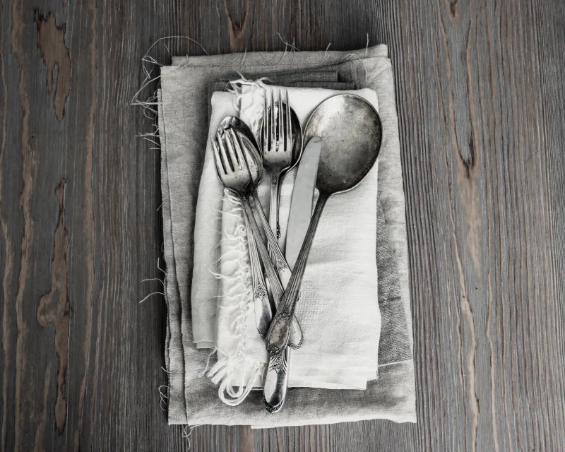 argenterie ternissement vaisselle cuisine serviette surface bois forchette